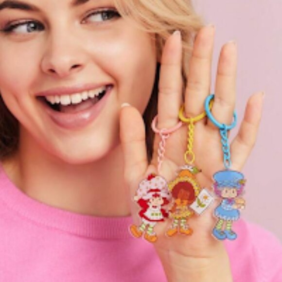 Strawberry Shortcake and Friends Acrylic Keychain (H19) - Picture 2 of 4